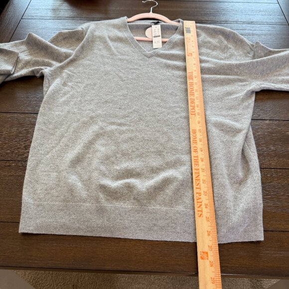 Cashmere V-neck sweater Size Large - Picture 7 of 12